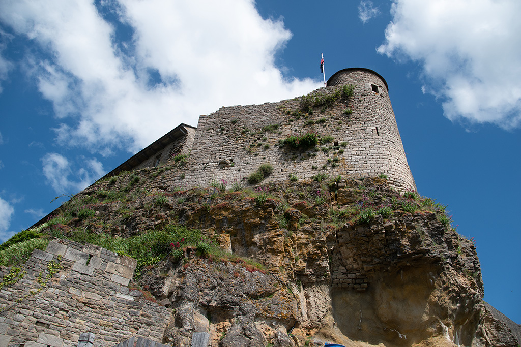 Au pied du château
