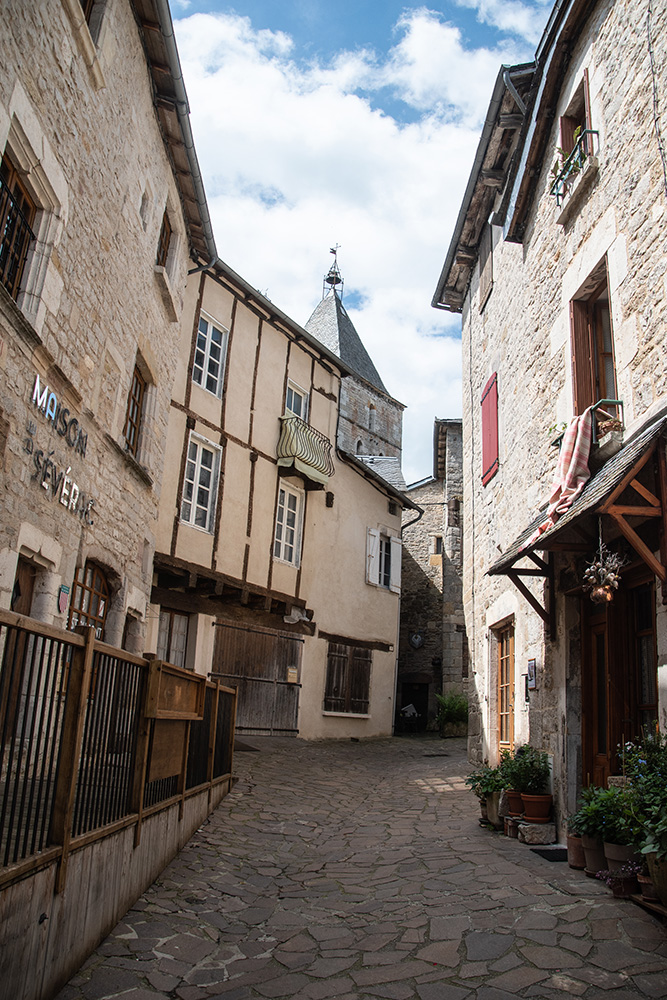 Rue dans le bourg de Séverac