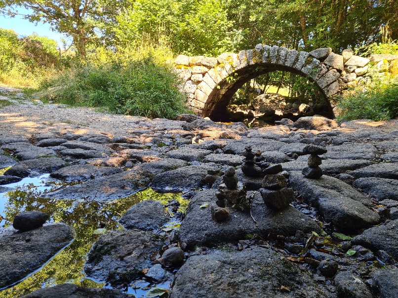 Cairns au pont Romain de La Blatte