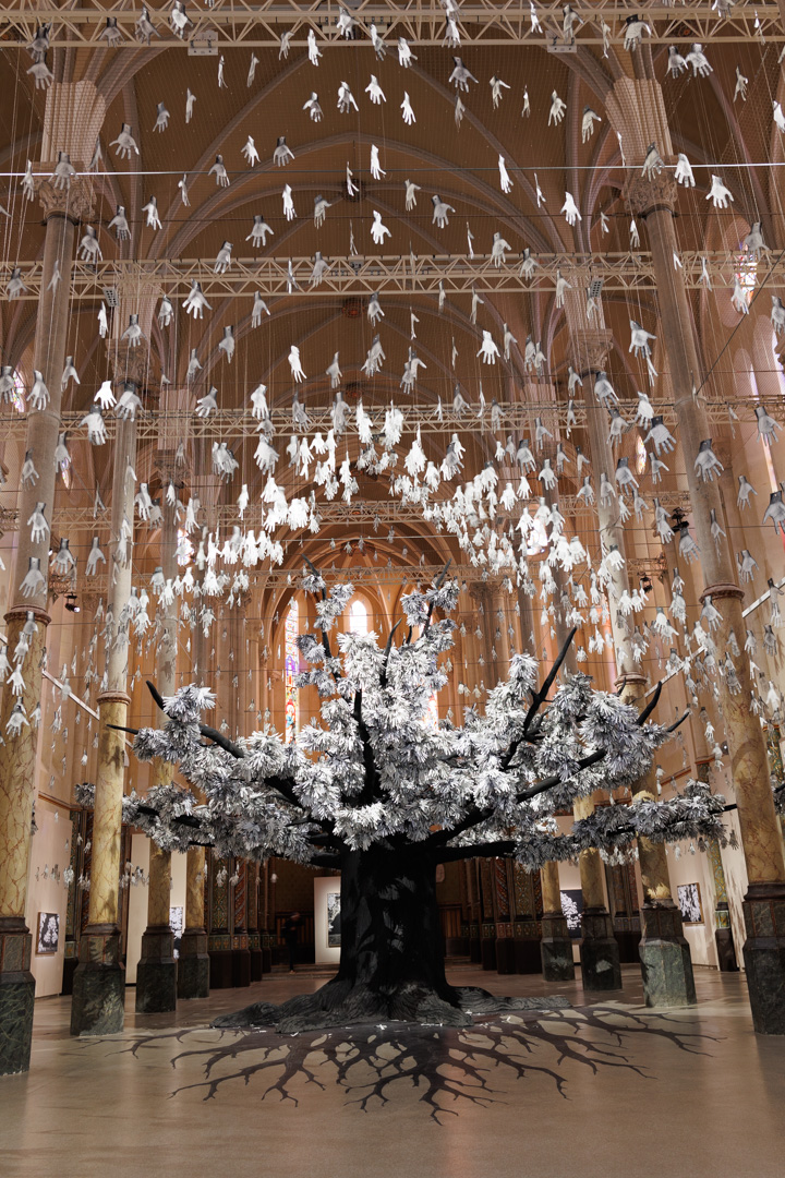 L'arbre aux 10 000 mains