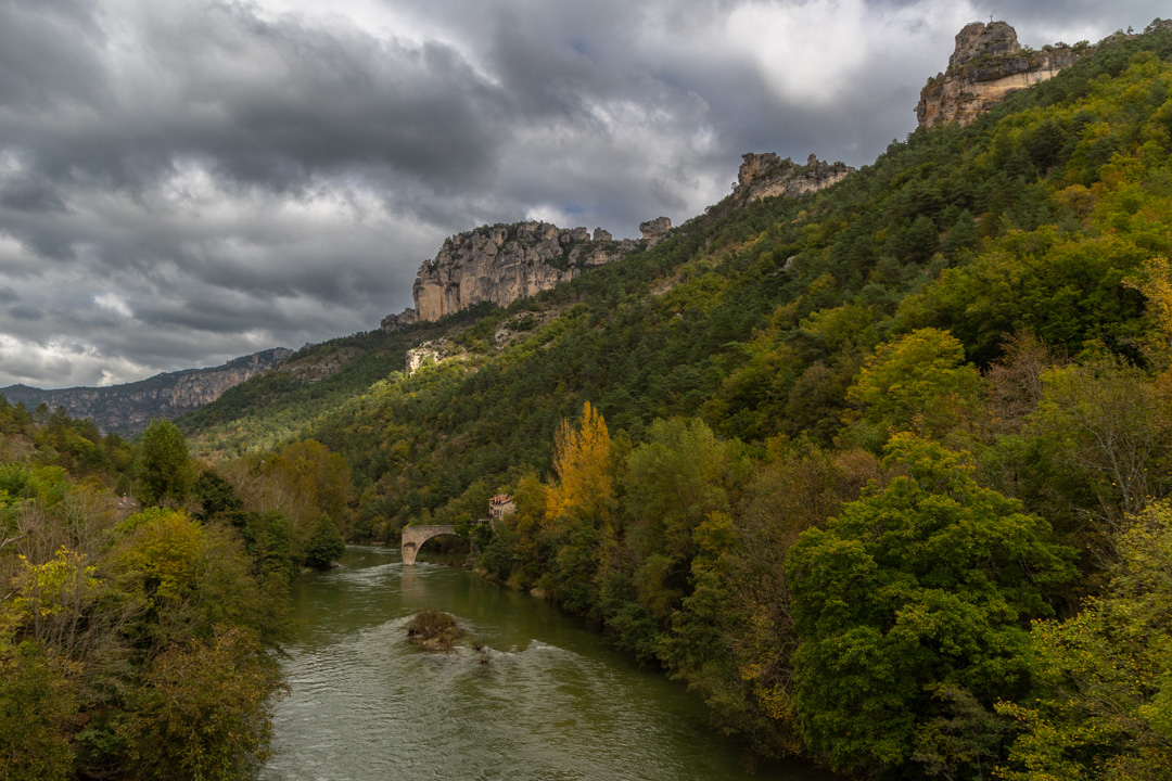 Et au milieu coule une rivière